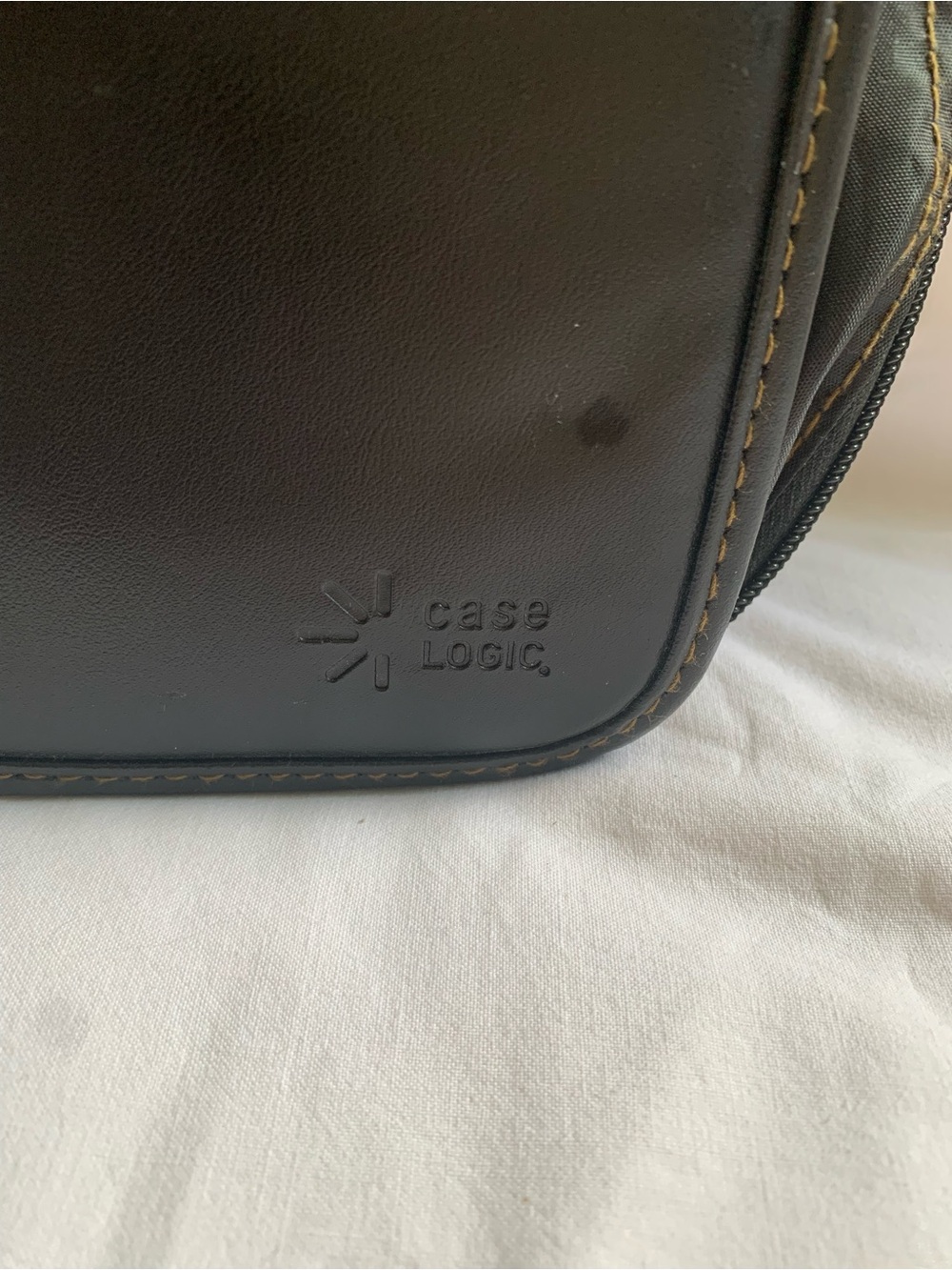 Black Case Logic 128 CD Case - Picture 4 of 6